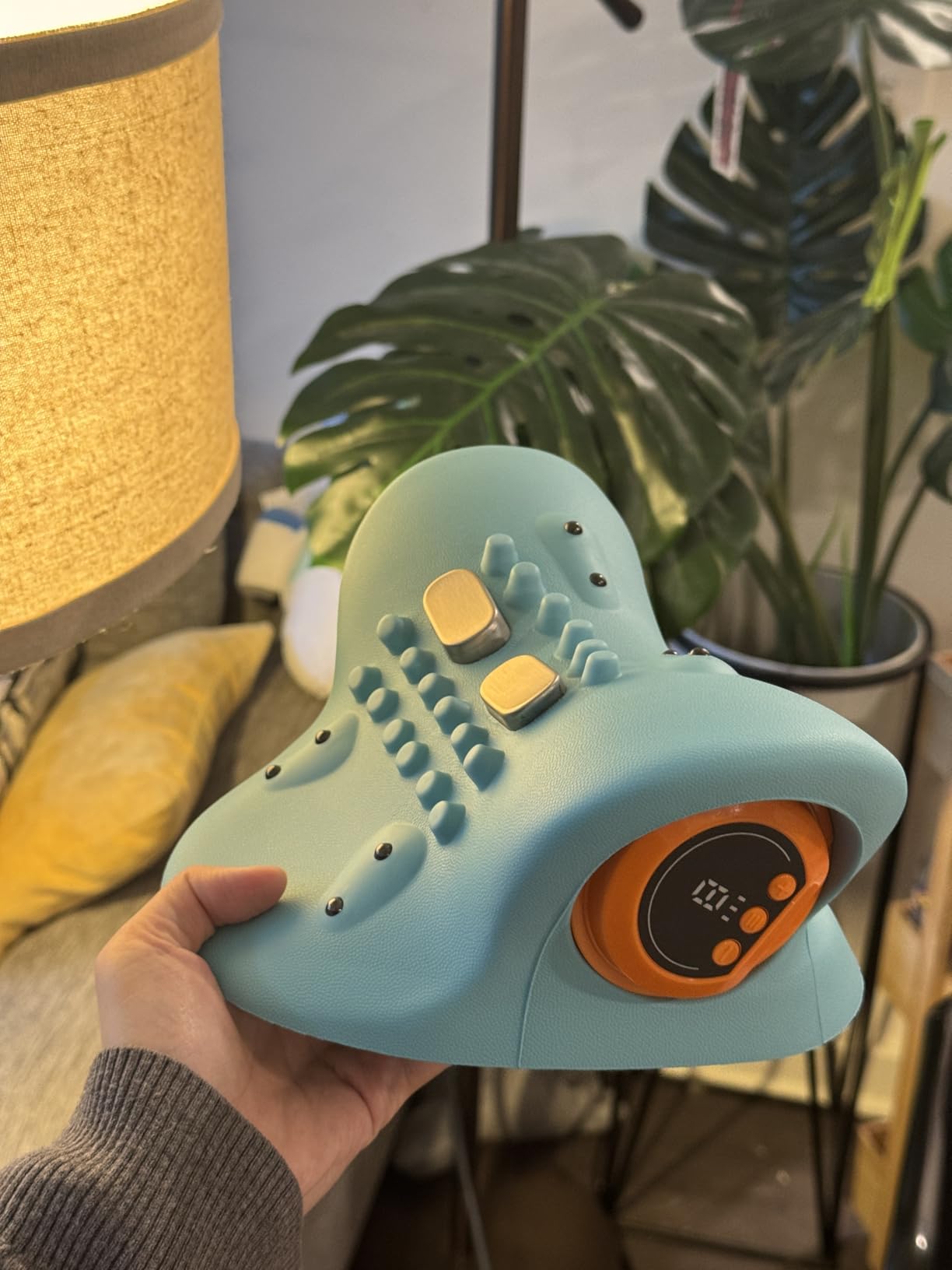 DeepRest neck massager controls